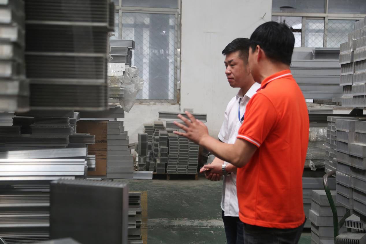 参观昆二晶散热器生产厂区