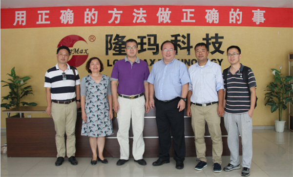 与客户合影